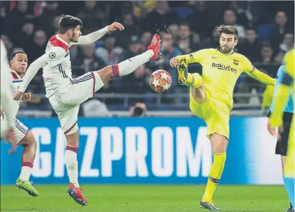  ?? FOTO: PERE PUNTÍ ?? Piqué trata de tapar un avance del Lyon El central, que volvió a disparar con bala hacia el Madrid, es optimista de cara a la vuelta