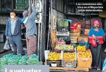  ?? Diego pallero / el comercio ?? • Las conexiones eléctrica en el Mayorista están deteriorad­as.