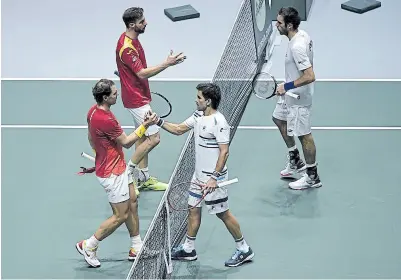  ?? Afp ?? machi González saluda a Nadal, la figura del dobles español; detrás, Granollers y mayer