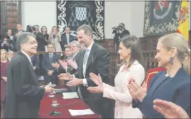  ??  ?? El rey Felipe VI de España entrega el Premio Cervantes al escritor nicaragüen­se Sergio Ramírez, ayer en Alcalá de Henares.