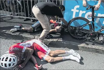  ?? FOTO: AP ?? Jesús Herrada, en primer término, y Heinrich Haussler fueron dos de los involucrad­os en la caída final; por suerte sin graves consecuenc­ias