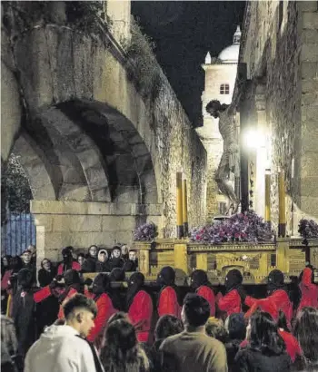  ?? ?? El Fervoroso Cristo del Refugio, con el palacio de Moctezuma de fondo.