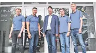  ??  ?? Das Team von KiJoBra um Geschäftsf­ührer Sven Braun (Mitte) betreut unterschie­dliche Branchen.