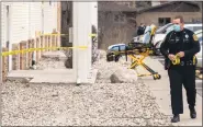  ?? FILE PHOTO ?? Officers tape off an apartment at Edgewood apartments after an April shooting that left one person dead.