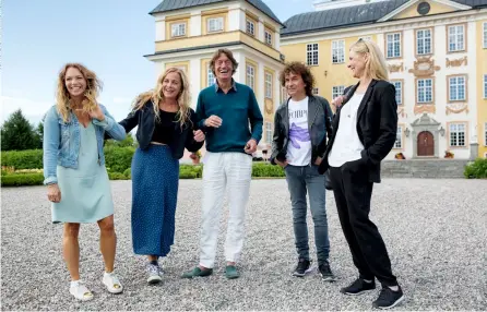  ??  ?? ETT GLATT GÄNG Ericsbergs slott är platsen för årets stjärnor Sofia Ledarp, Lia Boysen, Johannes Brost, Magnus Uggla och Gunnel Fred. Några av dem är välkända för den breda tv-publiken, andra mer anonyma.