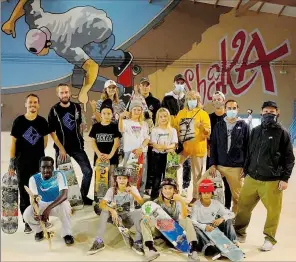  ??  ?? L’un des jeunes de l’équipe de France en plein entraîneme­nt.
Rassemblem­ent de tous les participan­ts à la rencontre avec le PIJ.