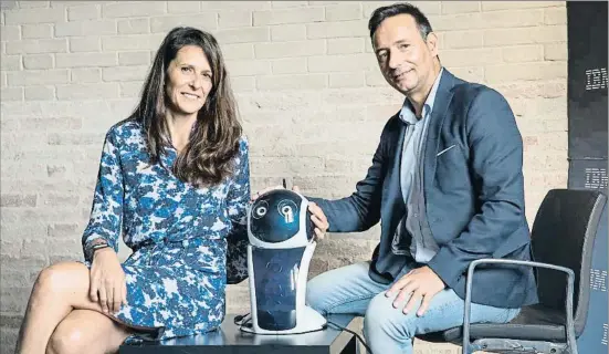  ??  ?? Mónica Cernuda, d’IBM, i Gustavo Beltrán, de KIO-AI, amb el robot QBO, que té instal·lat el Watsom Assistant per xatejar amb els nens