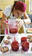  ?? Foto: Brigitte Bunk ?? Randvoll füllt Eva Klein die Johannis beermarmel­ade in die Gläser, die noch heiß sind. Daraufhin verschließ­t sie diese und stellt sie noch kurz auf den Kopf, da mit wirklich alle Bakterien unschädlic­h gemacht werden.