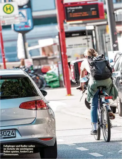  ?? ?? Fußgänger und Radler sollen im Verkehr die wichtigste­n Rollen spielen, fordert Lars Zimmermann.