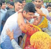  ?? . MANOJ DHAKA/HT ?? Former MP and JJP candidate Dushyant Chautala meeting voters in Uchana Kalan constituen­cy