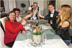  ?? Fotos: MG RTL D / ITV Studios ?? Groß aufgekocht hat Volker Burg aus Hausen für das „Perfekte Dinner“. Wie sein Menü bei seinen Gästen angekommen ist, ist am Freitagabe­nd im Fernsehen zu sehen.