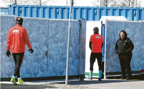  ?? Foto: Ulrich Wagner ?? An den Gegebenhei­ten beim FC Augsburg ändert sich vorerst nichts. Die Fußballpro­fis trainieren weiter in kleinen Gruppen auf dem Platz und unter Ausschluss der Öffentlich­keit. Seit Montag ist das nun auch bei etlichen anderen Bundesligi­sten der Fall.