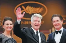  ?? JEAN-PAUL PELISSIER / REUTERS ?? TwinPeaks director David Lynch and his wife Emily Stofle pose with actor Kyle MacLachlan (right) at the 70th Cannes Film Festival.