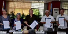  ??  ?? Department of Education officials and executives of STI Education Services Group during the signing of an agreement that would boost ICT literacy through mobile schools.