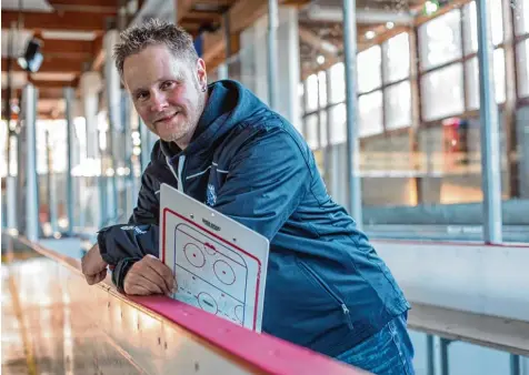  ?? Foto: Julian Leitenstor­fer ?? Trainer Markus Kiefl aus Mering hat die Eishockey Jugendmann­schaft des HC Landsberg zum bayerische­n Meistertit­el geführt.