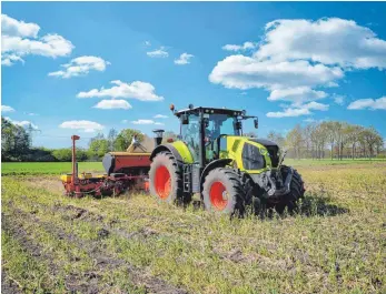  ?? FOTO: IMAGO IMAGES ?? Landwirt beim Maislegen mit einer Direktsaat­maschine: „Welche Maßnahmen die Bauern am Ende aber umsetzen werden, hängt allerdings auch an den Anreizen, die gesetzt werden“, sagt der Chef des Eu-agrar-ausschusse­s, Norbertlin­s. „Das heißt, es liegt daran, welches Preisschil­d die Maßnahmen bekommen.“