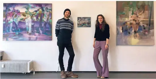  ?? RP-FOTO: PED ?? Felix Reinecker und Alex Woyde stellen im Kunstverei­n Krefeld gemeinsam unter dem Titel „Slightly Passing Through“aus. Auf dem Foto zu sehen sind Malereien von Woyde.