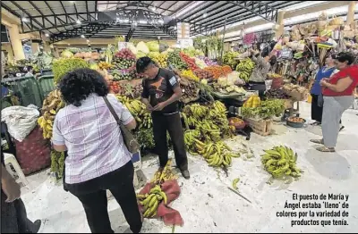  ?? Foto: Amelia Andrade / EXTRA ?? El puesto de María y Ángel estaba ‘lleno’ de colores por la variedad de productos que tenía.