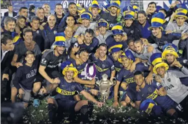  ??  ?? FIESTA. Los jugadores de Boca celebran la conquista del segundo campeonato argentino consecutiv­o.