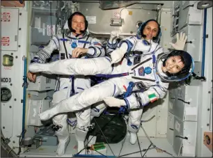  ??  ?? La astronauta italiana, con el norteameri­cano Terry Virts y el ruso Anton Shkaplerov, en 2015.