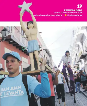  ??  ?? SUBIENDO Y BAJANDO. Con el apoyo de la compañía Agua, Sol y Sereno, y exmiembros de Bread & Puppet Theater, los menores demostraro­n que la tradición de las fiestas de la calle San Sebastián está en buenas manos.