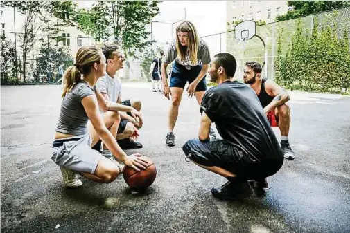  ?? Foto: Getty Images ?? Frauen sollen auch im Sport die gleichen Chancen haben wie Männer.