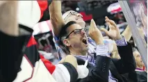  ?? JEAN LEVAC ?? Fans celebrate Ottawa’s first goal against the Rangers.