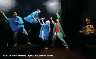  ??  ?? PELAKON teater Kembang Layarku mengadakan latihan.