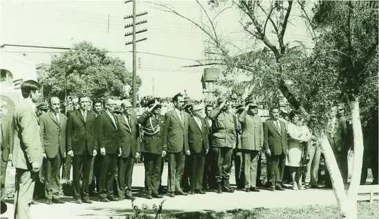  ?? SOLER Y LLACH ?? La imagen que sale ahora a subasta, con Fidel Castro y Augusto Pinochet, a la derecha, saludando militarmen­te