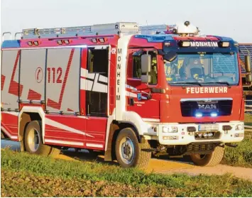  ?? Foto: Feuerwehr Monheim ?? Die Monheimer Feuerwehr hat 2015 ein Hilfeleist­ungslöschf­ahrzeug (HLF 20) erhalten. Nun möchte die Stadt vom Landkreis nachträgli­ch einen Zuschuss dafür.