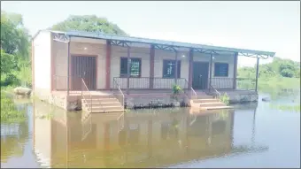  ??  ?? La escuela de Fe y Alegría del Bañado Norte ya está tomada por las aguas.