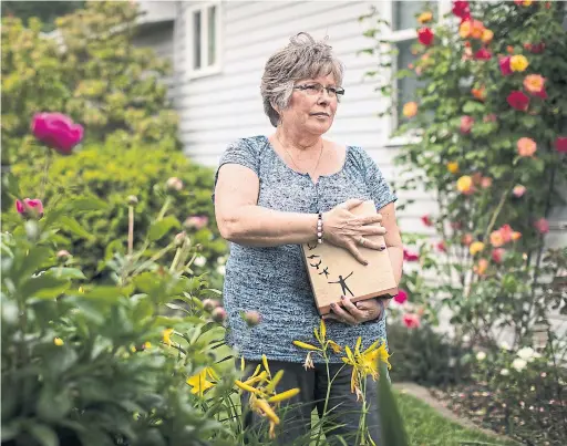  ?? DARRYL DYCK/ THE CANADIAN PRESS ?? Wendy Gould holds the cremated remains of her late husband, George Gould, at her home, in Aldergrove, B.C. During the final 18 months of her husband’s life, she says he was admitted to hospital 22 times for intravenou­s antibiotic­s that triggered...