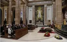  ?? Umberto Pizzi ?? Pochi intimi In alto, la chiesa di Sant’Eugenio, punto di riferiment­o dell’Opus Dei a Roma. In basso a sinistra, Gianni Letta saluta Mariano Squillante, uno dei figli del giudice. A destra l’altro figlio del magistrato, Fabio Squillante