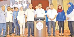  ??  ?? MUSA menyempurn­akan simbolik perasmian Jerayawara Yayasan Sabah Bersama Rakyat.