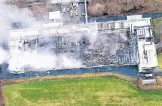  ?? FOTO: A. STOFFEL ?? Das Feuer breitete sich rasch aus und zerstörte eine Halle. Das Ruwel-Werk gehört zur Unimicron-Gruppe. In Geldern arbeiten mehr als 200 Menschen.