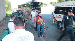  ?? Efe/afp ?? Soldados de la Marina mexicana patrullan por el río Suchiate. En Tapachula, bajan de los buses a los migrantes.