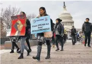  ??  ?? A CAMBIO. POR DACA, TRUMP PIDE EL REFUERZO DE LA SEGURIDAD FRONTERIZA.