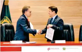  ??  ?? El rector Alfredo Barrera Baca y el presidente del TSJEM, Sergio Javier Medina Peñaloza firmaron el acuerdo.
