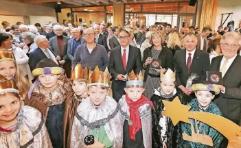  ?? FOTO: UWE MISERIUS ?? Berthold Welter, Reiner Pliefke, Sigrid Weltersbac­h (Mitte v. l.) und Ulrich Braun (r.) wurden gestern bei der Neujahrsbe­gegnung von Bürgermeis­ter Frank Steffes (2.v.r.) geehrt. Zu Gast waren unter anderem auch die Sternsinge­r.