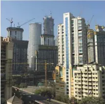  ?? PUNIT PARANJPE AGENCE FRANCE-PRESSE ?? Des bâtiments en constructi­on à Mumbaï. Selon la présidente des marchés en croissance chez Ivanhoé Cambridge, Rita-Rose Gagné, l’Inde offre un important potentiel de croissance.