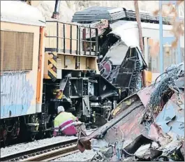  ?? ESTEFANIA ESCOLÀ / ACN ?? Labores de retirada de los trenes accidentad­os, ayer por la mañana