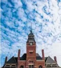  ?? CHICAGO TRIBUNE 2015 ?? The Administra­tion Clock Tower Building stands in the Pullman neighborho­od.