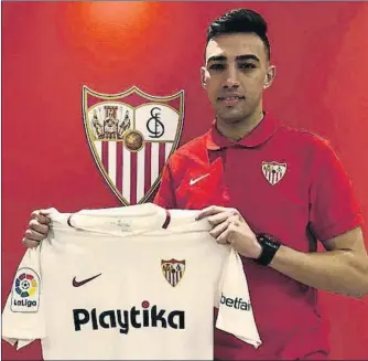  ?? FOTO: SEVILLA FC ?? Munir, posando con la camiseta de su nuevo equipo, el Sevilla