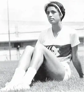  ??  ?? Enriqueta Basilio sentada en el pasto del estadio Olímpico