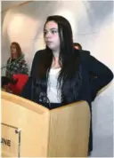  ??  ?? TALTE I BYSTYRET: Ungdommens bystyres leder, Nora Vicotia Søby Arnesen, presentert­e ungdommens kampsakene..