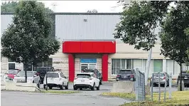  ?? JOHN MAHONEY ?? This building at 9091-9191 Henri Bourassa Blvd. in St-Laurent, two kilometres from Trudeau airport, will be demolished to build a composting site for organic waste.