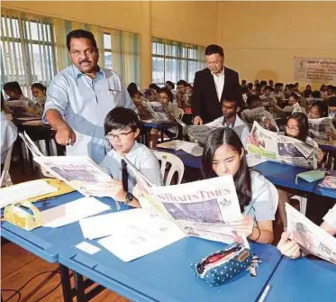  ?? ANUAR RAHIM
PIC BY HAIRUL ?? Students of the Austin Heights Private and Internatio­nal School taking part in the New Straits Times-Newspaper in Education 2017 in Johor Baru Saturday.