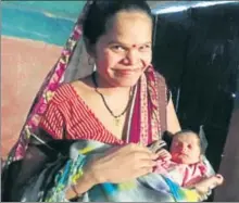  ?? SANCHITA SHARMA/HT ?? Khushboo Lodi, 21, with her 12dayold premature baby Shivyani in Bhopal. She’s already using contracept­ion to space out her next pregnancy.