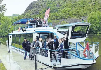  ??  ?? Une partie de l’équipe sur le bateau de plaisance l’Olt, à Flagnac. L’homme à la casquette blanche n’est autre que Pierre-Etienne Vanpouille, spécialist­e d’émissions signées d’un pseudonyme.