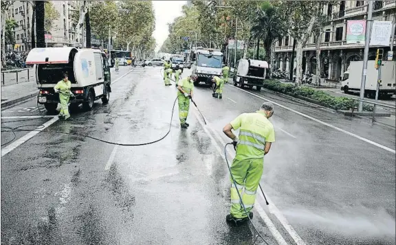  ?? MANÉ ESPINOSA ?? Otro día sin coches. El tramo central de la avenida Diagonal ofreció durante el día de ayer un singular aspecto que invitaba al paseo